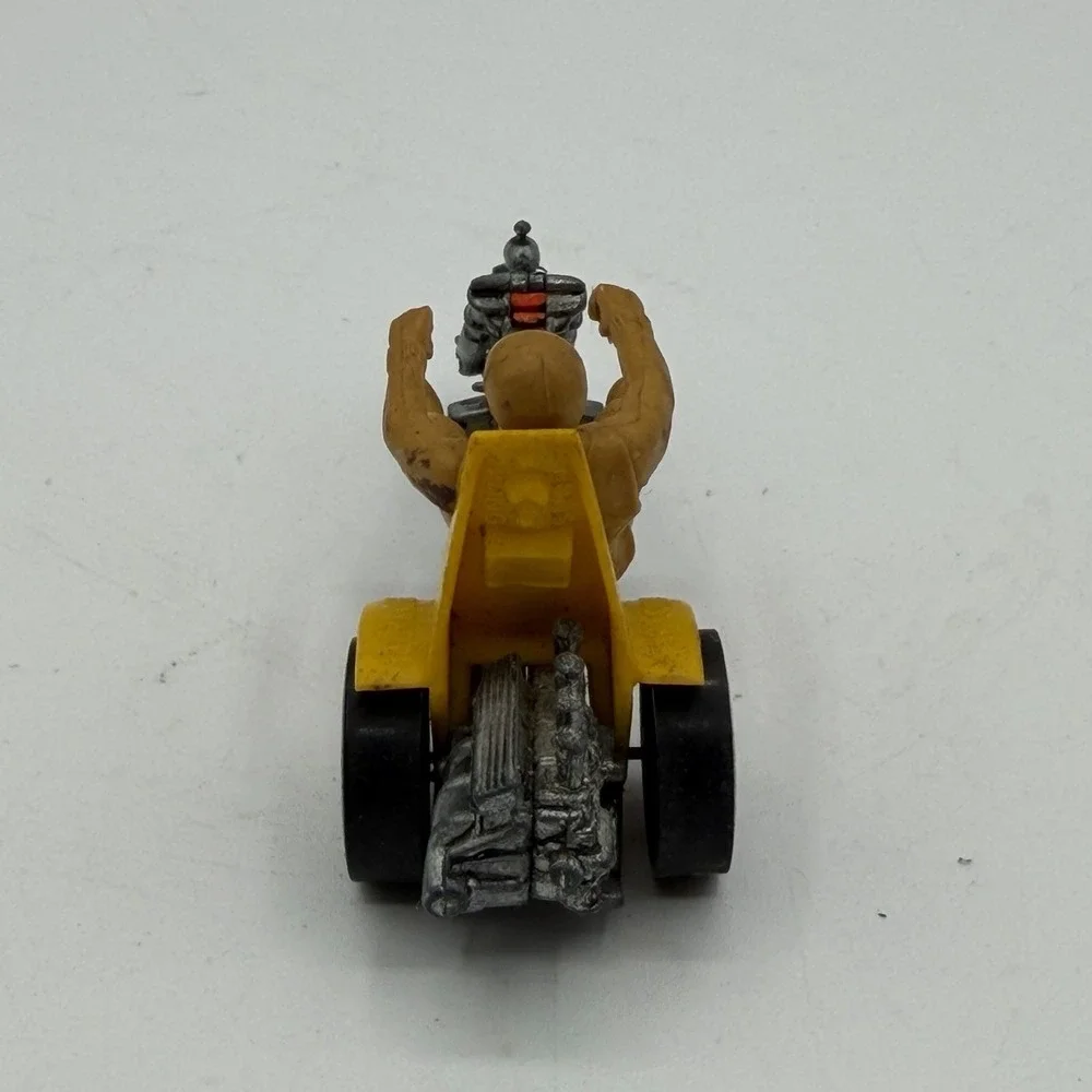 Vintage‎ 1971 Hot Wheels Rumblers Squealer 3 Yellow Trike Bike w/ Rider Damaged